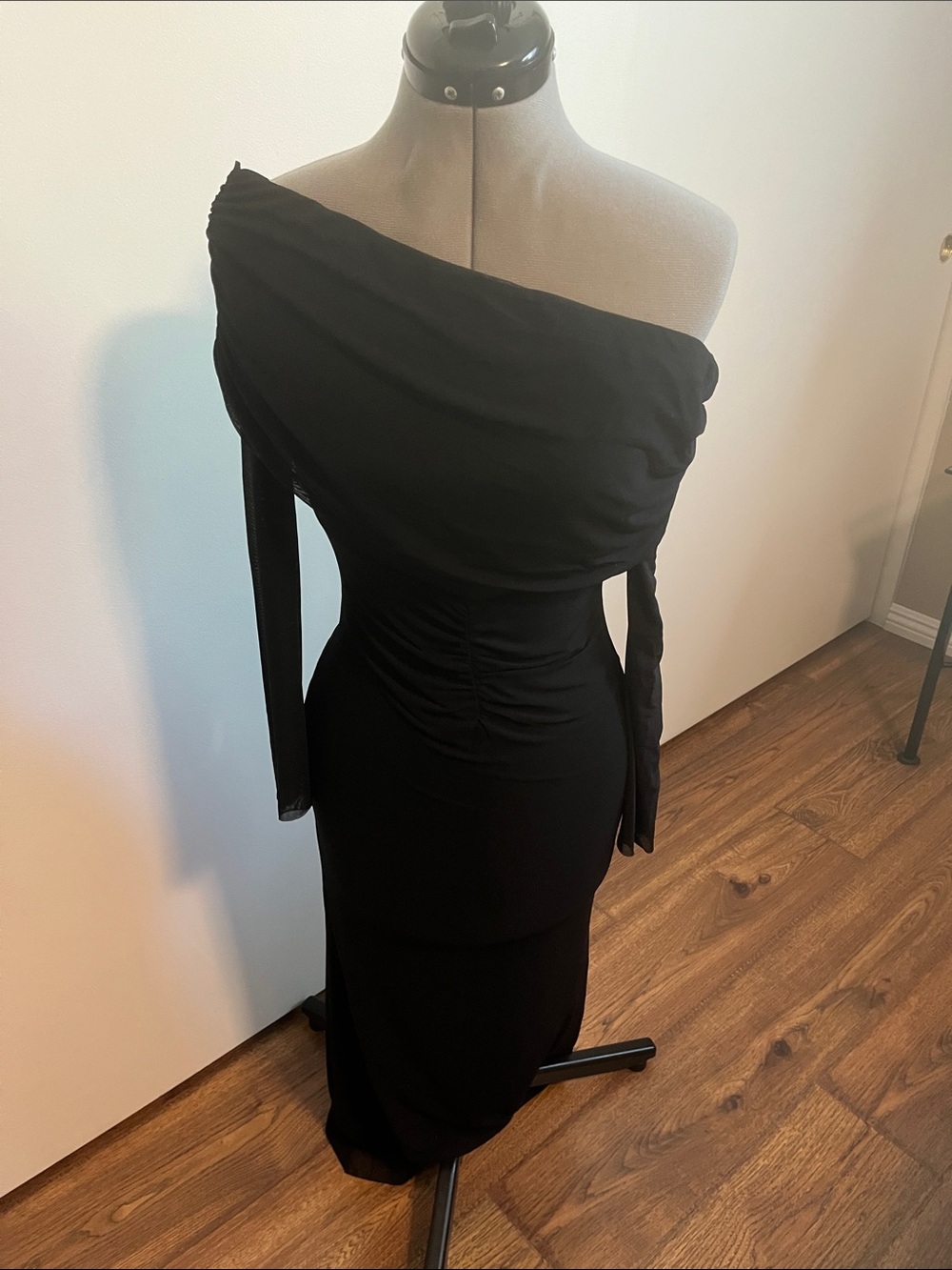 Luvalot Elegant Black Ruched Midi Dress